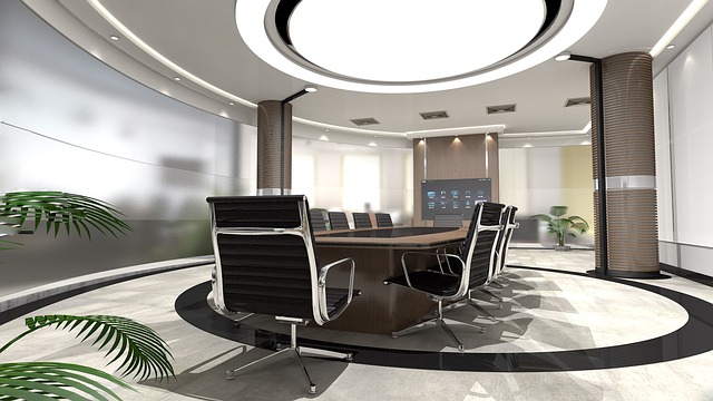 Moderní kancelář se stolem, černými židlemi, kruhovým světlem
