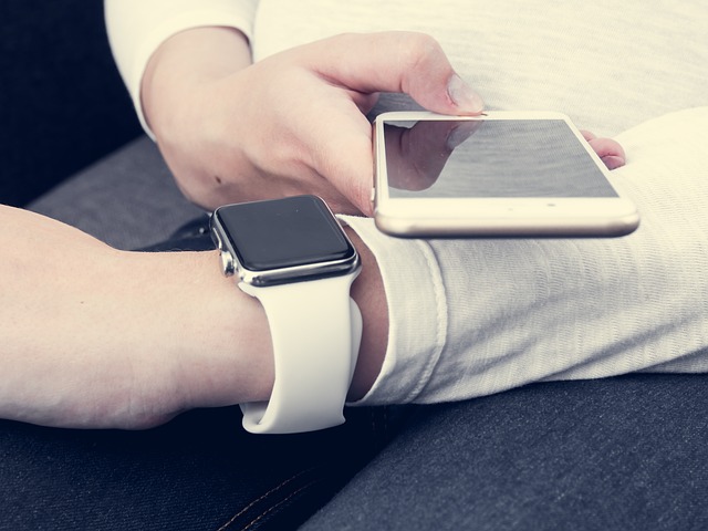 bílý smartphone a smartwatch