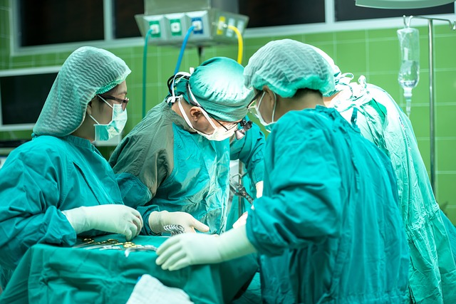 lékaři na operačním sále