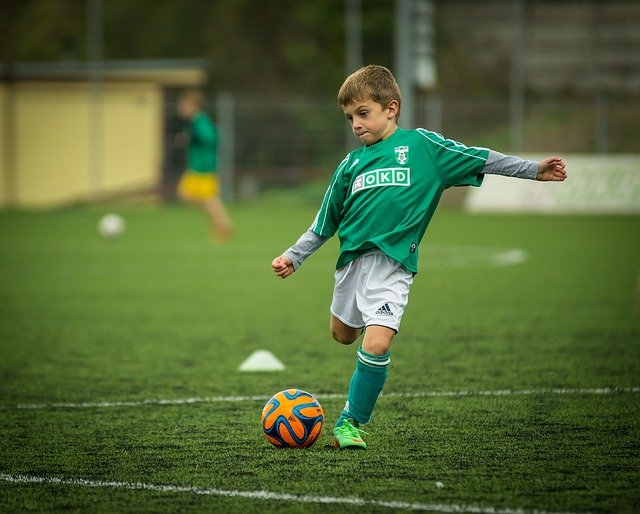Syn rád hraje fotbal.